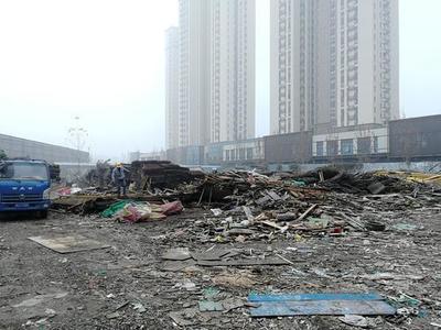 郑州一企业违规私设黑加油站并随意堆放建筑垃圾，环保技术开发存隐患